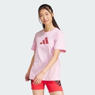 adidas ไลฟ์สไตล์ เสื้อยืดพิมพ์ลาย Future Icons ผู้หญิง สีชมพ…