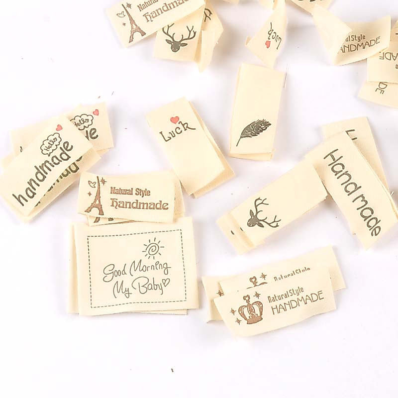 50pcs ผสม Beige Handmade พิมพ์ผ้าฝ้ายทอป้ายสําหรับเสื้อผ้า Care Label ล้างทําความสะอาดได้แท็กเสื้อผ้าอุปกรณ์เย็บผ้า CP2395