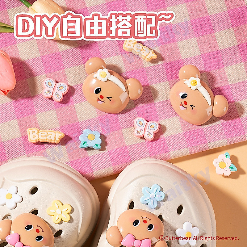 Waitky Deli Butter Bear รองเท้า Crocs พร้อมดอกไม้รองเท้า ปุ่ม DIY แบบถอดได้ รองเท้าแตะ รูปทรงสามมิติ น่ารักและอเนกประสงค์