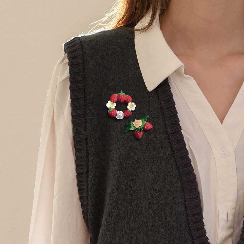 大促热销高颜值可爱草莓胸针学生包包扣胸花外套开衫防走光扣别针女送女友High-value cute strawberry brooch student bag buckle chesthealt i4