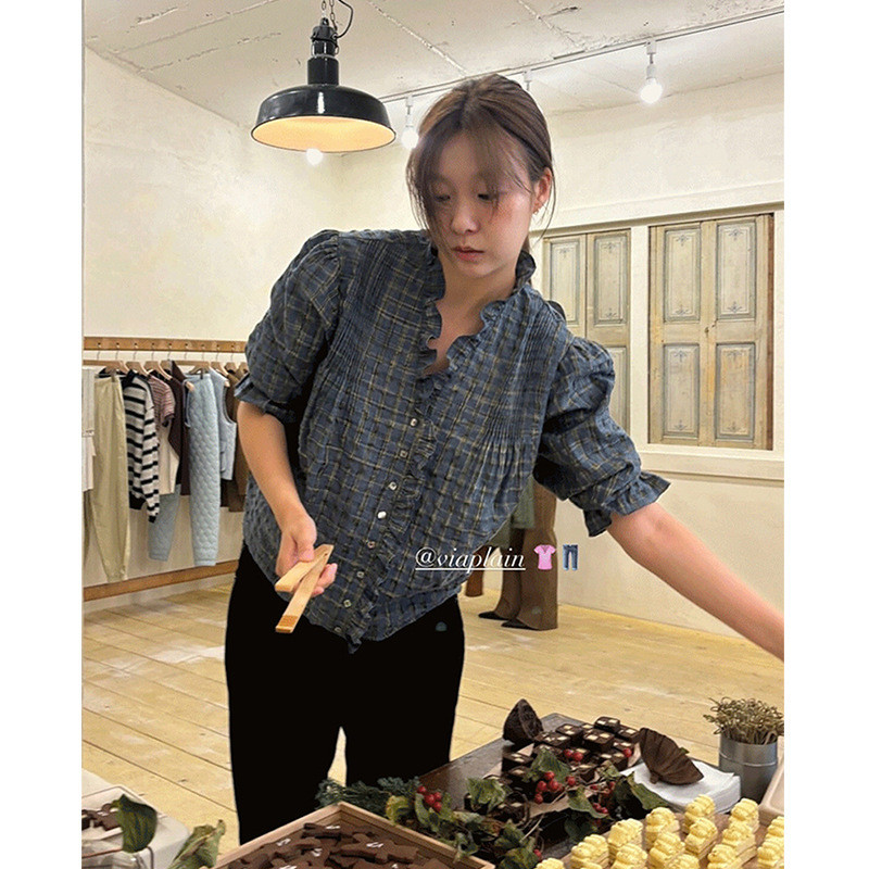 [SR-STUDIO] ผ่านเสื้อเชิ้ตคอวีจีบลายสก๊อตสีฟ้าเกาหลีทงแดมุนย้อนยุค OC2U