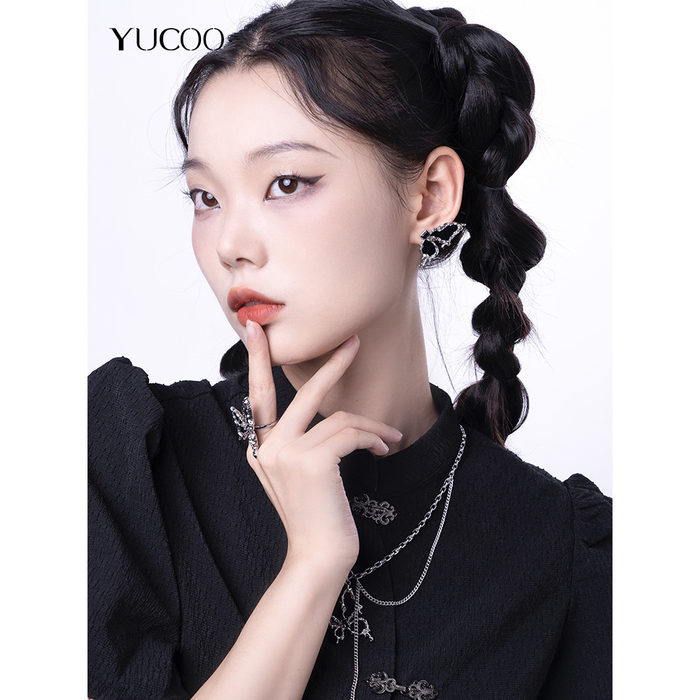 Yuku YUCOO ต่างหูผีเสื้อสีดำไม่สมมาตรสไตล์หวานและคูล ออกแบบเฉพาะสำหรับผู้หญิง