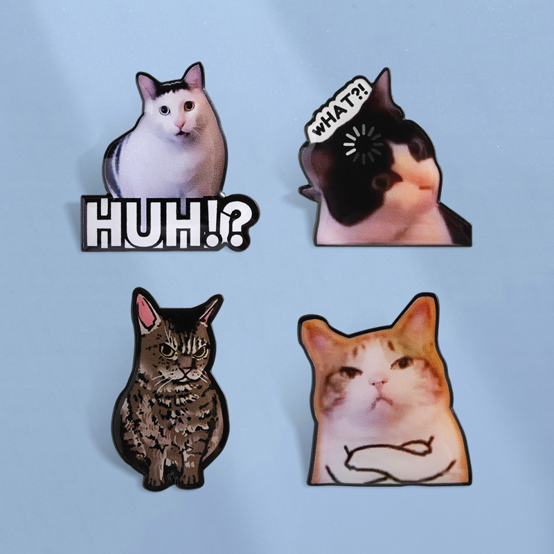 Funny Cat Meme เข็มกลัดเคลือบอารมณ์ขัน HUH!? อะไร? เข็มกลัดลูกแมวน่ารักการ์ตูนสัตว์ป้ายเสื้อผ้าอุปกรณ์เสริมของขวัญสําหรับเพื่อน
