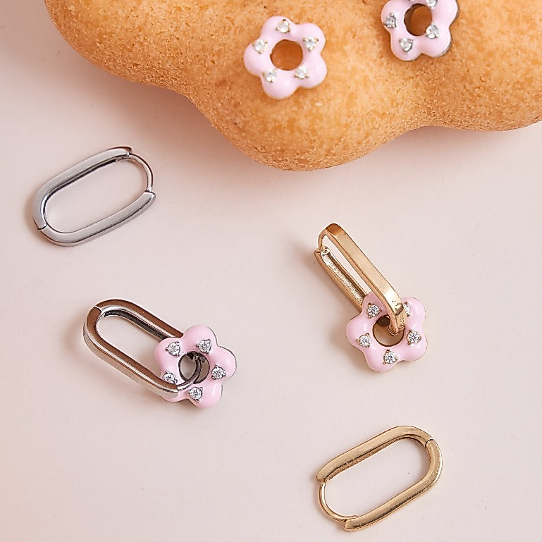 earika.earrings - frosty bloom hoop ต่างหูห่วงทรงรีจี้โดนัท สีชมพู วัสดุสแตนเลส (stainless steel) เหมาะสำหรับคนแพ้ง่าย