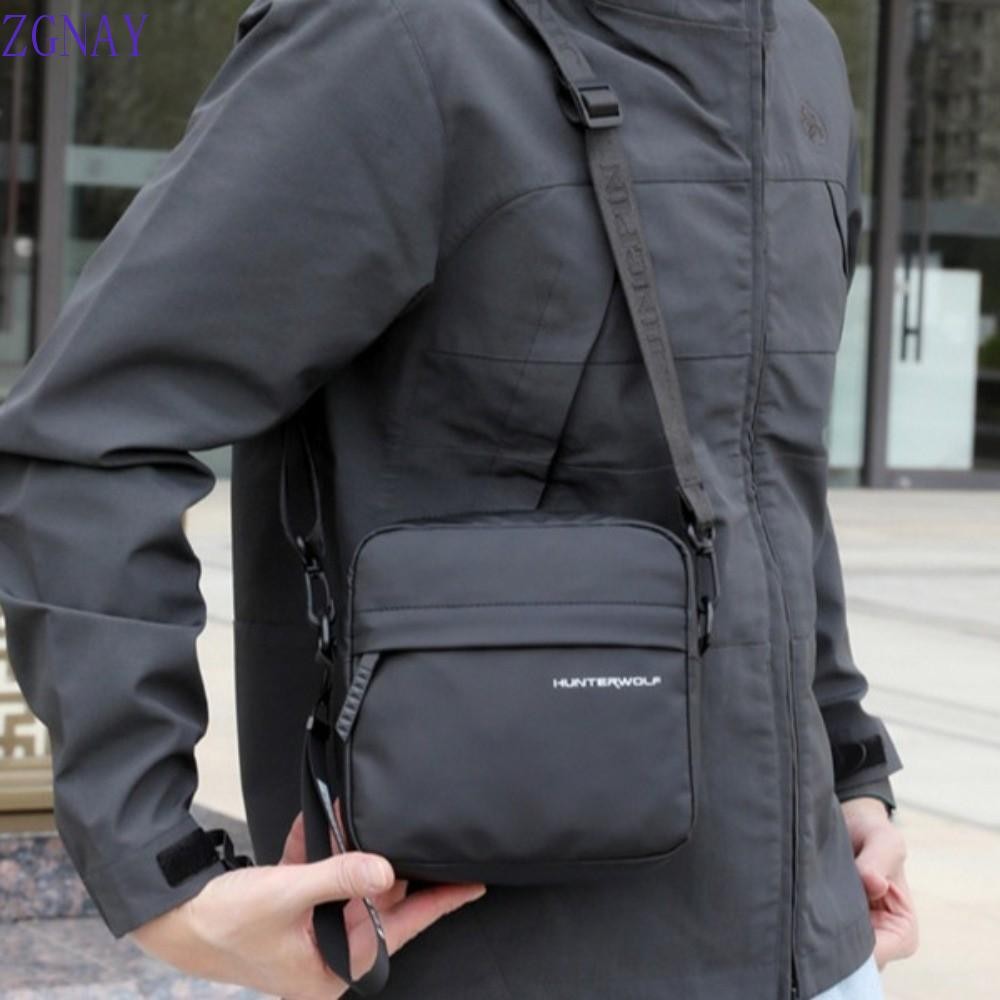 โปโลเอสพี ผู้ชายกระเป๋าสะพายข้างขนาดเล็ก,พร้อมจี้ความจุขนาดใหญ่กระเป๋าสะพายสี่เหลี่ยม,โทรศัพท์มือถือแพ็คกันน้ําสไตล์เกาหลีกระเป๋าโทรศัพท์กระเป๋า ผู้สื่อสาร ขี