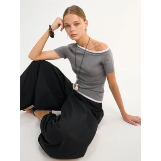 [Pomelo] เสื้อเปิดไหล่แขนสั้น / One-Shoulder Short Sleeve Top