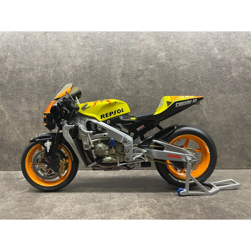[คลังสินค้าพร้อม 1 ชุด] 1/12 Mini Cut Transport Damaged Battle Damage Rossi Honda RC211V Motorcycle 