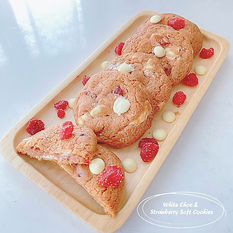 ซอฟท์คุกกี้สตรอเบอร์รี่และไวท์ช็อคโกแลต (Strawberry & White Chocolate Soft Cookies)