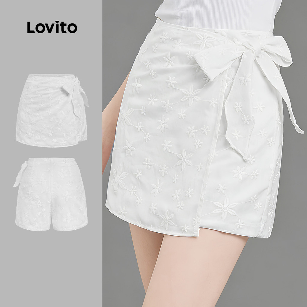 Lovito โบโฮ กางเกงขาสั้นสีขาวสําหรับฤดูร้อน/ฤดูใบไม้ผลิ แบบสองชิ้นที่ปลอม เย็บปักถักร้อยแบบเจาะตาไก่ L183ED1031