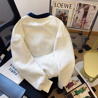 เสื้อสเวตเตอร์ปกโปโลปักลายสีเทา กำมะหยี่หนา สไตล์ทันสมัยสำหรับฤดูหนาว