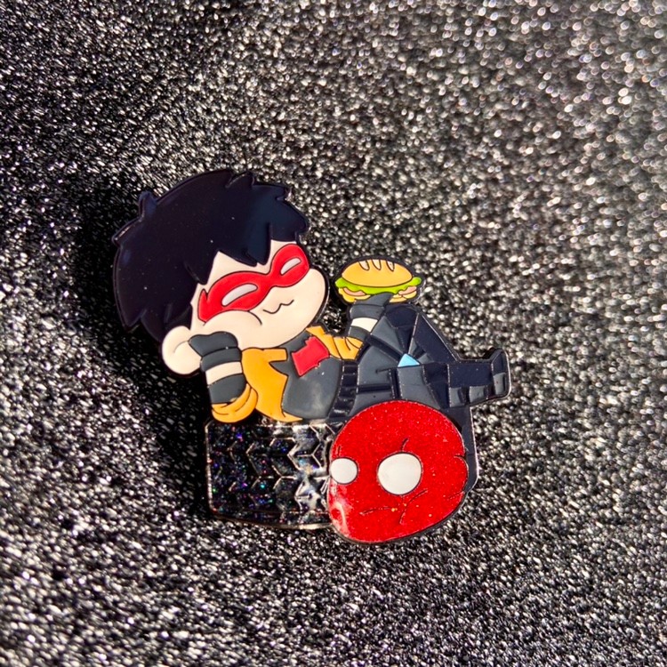 Stealing Tyre Barrel DC Metal Badge JASON TODD สีแวววาวและแก้วบูติกคุณภาพสูงดั้งเดิม