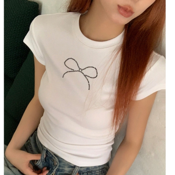 Bella เสื้อยืดคอกลม เสื้อยืดแขนสั้นพิมพ์ลายโบว์สีดำลำลองสไตล์สาวฮอต