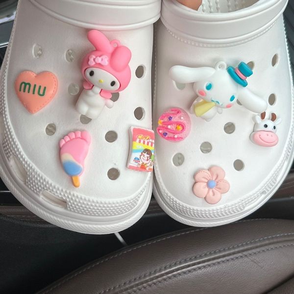jibbitz crocs jibbitz crocs ของแทั ไอศกรีมเมโลดี้ลูกอมดอกไม้ทําเองหลุมรองเท้าอุปกรณ์เสริมรองเท้าหัวเ
