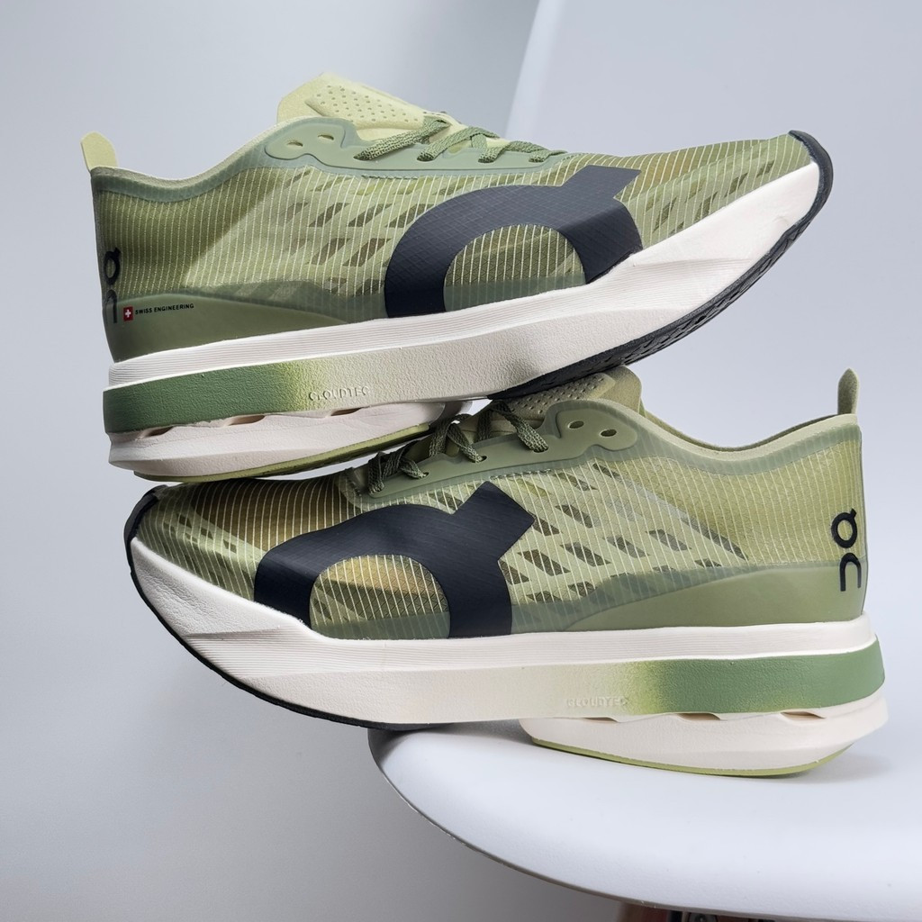 On Running On Cloud Strike Running Shoes, Unisex. ออกแบบมาเป็นพิเศษสําหรับการวิ่งระยะไกลน้ําหนักเบา 