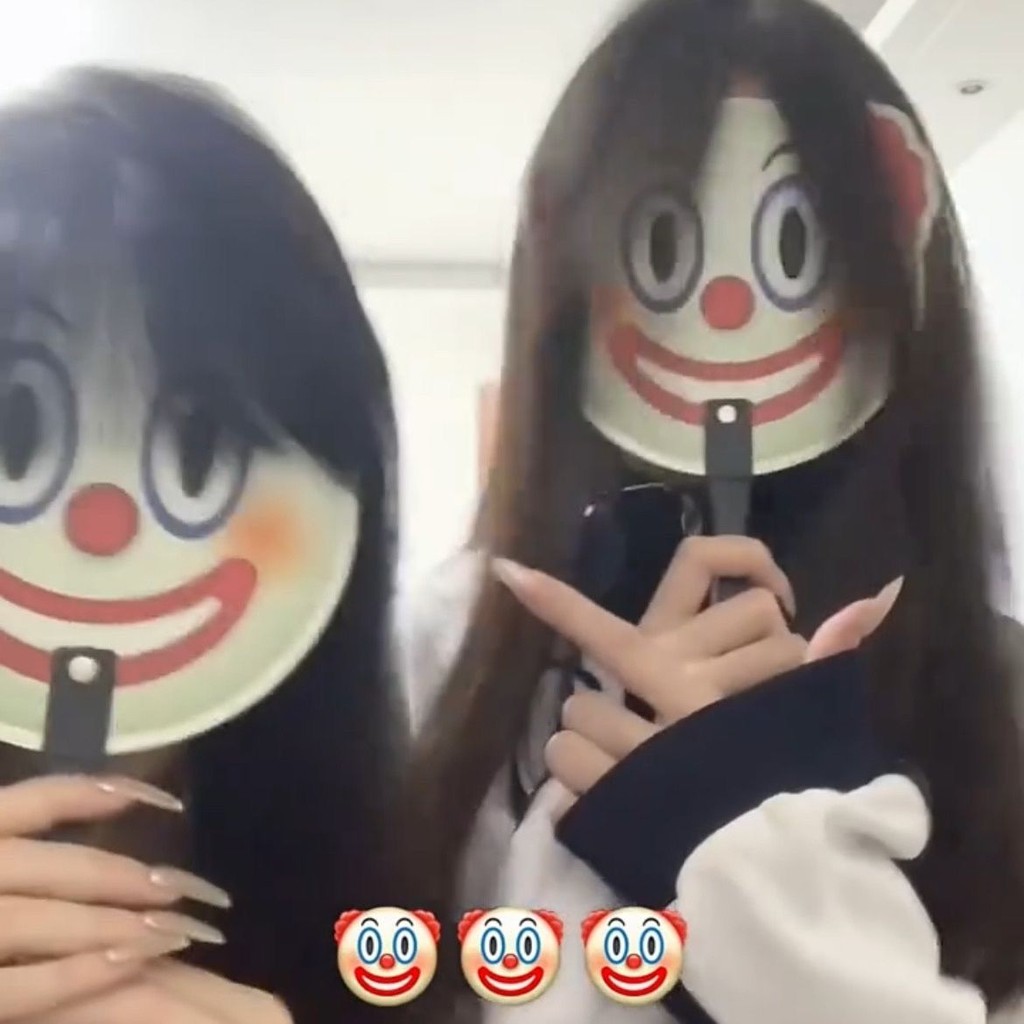 [การชําระเงินล่วงหน้าครั้งแรก] Xiaohongshu Leader JOKERs Top Beam Column Clown Mask Fan Student Funn