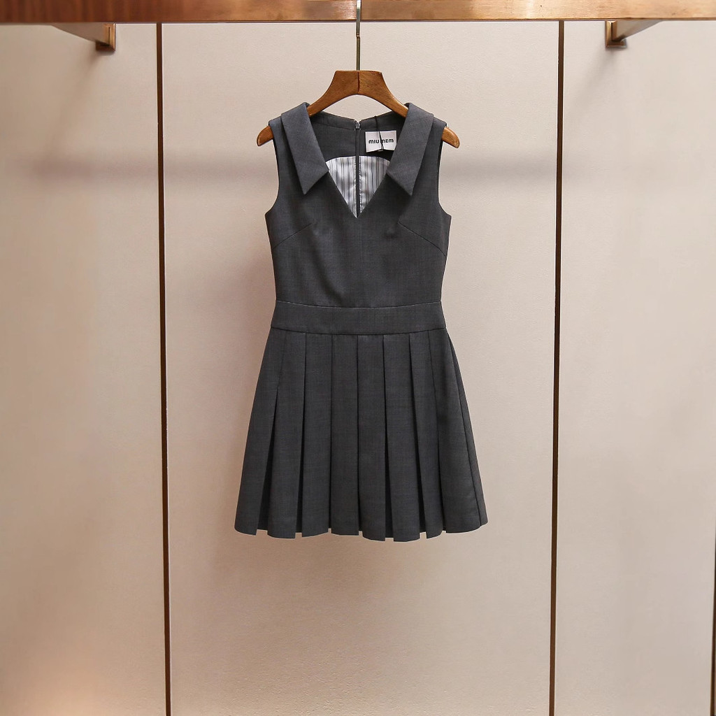 5CN6 Sandro เสื้อผ้าผู้หญิง 2025 ฤดูร้อนภาษาฝรั่งเศสคํา Retro อารมณ์ V คอแขนกุดจีบชุดผู้หญิง