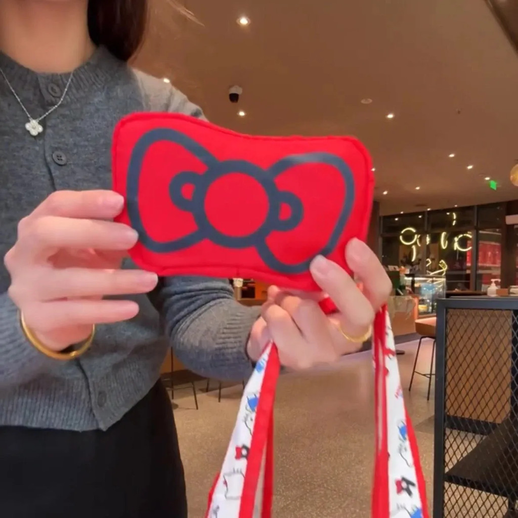 กระเป๋าช้อปปิ้งคิตตี้ สไตล์ใหม่ พร้อมโบว์สีแดง พับเก็บได้ง่าย ออกแบบเพื่อความยั่งยืน ลายพิมพ์ทั่วถัง สะพายข้างได้สะดวก