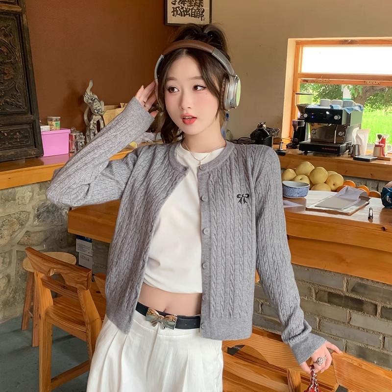 เสื้อกันหนาวแขนยาวผู้หญิง 2025 สไตล์ใหม่ฤดูใบไม้ผลิฤดูใบไม้ร่วงออกแบบ Niche ตัดดอกไม้ Bottoming เสื้