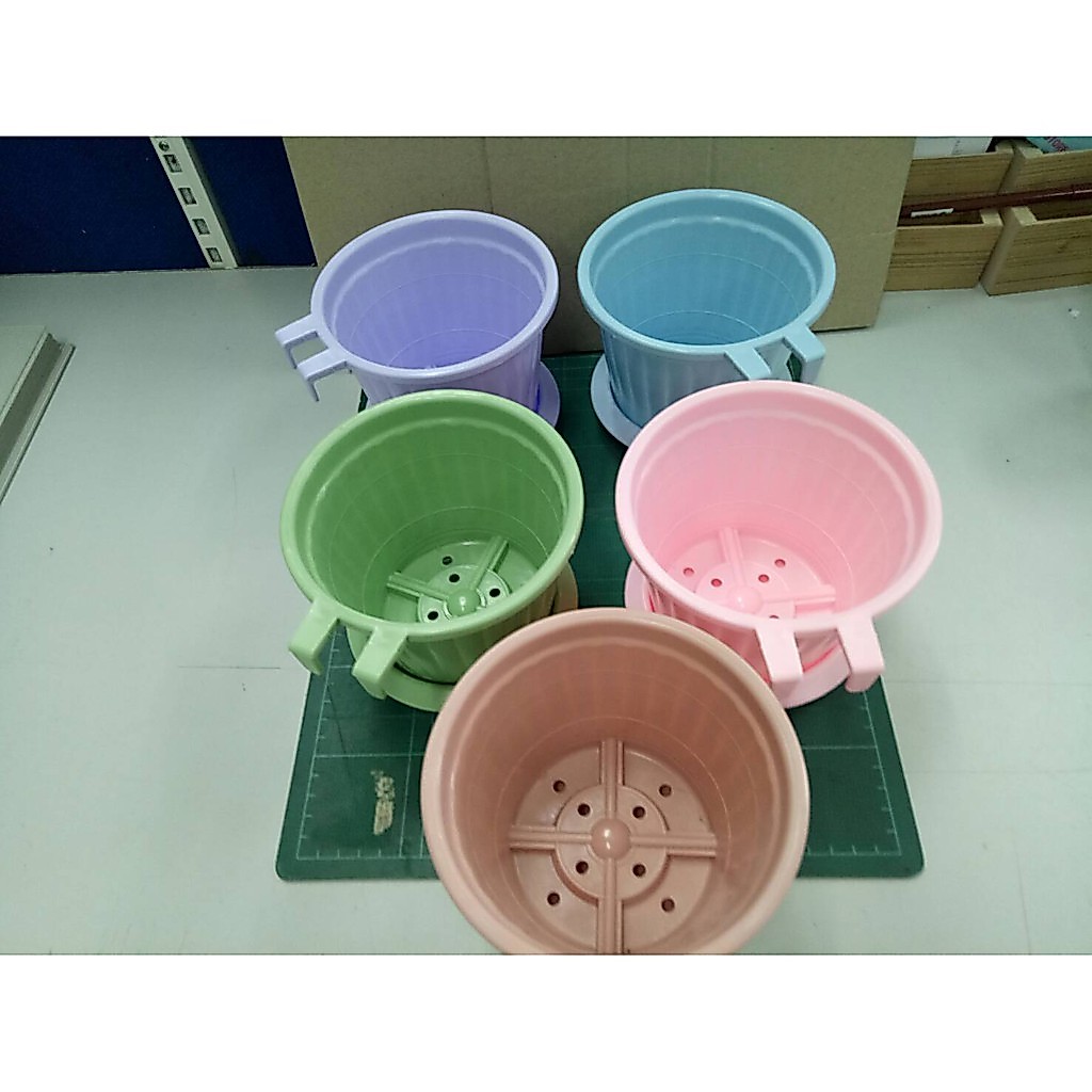 กระถางต้นไม้ กลมมีหูสีพลาสเทล 12ใบคละสีพร้อมจานรอง