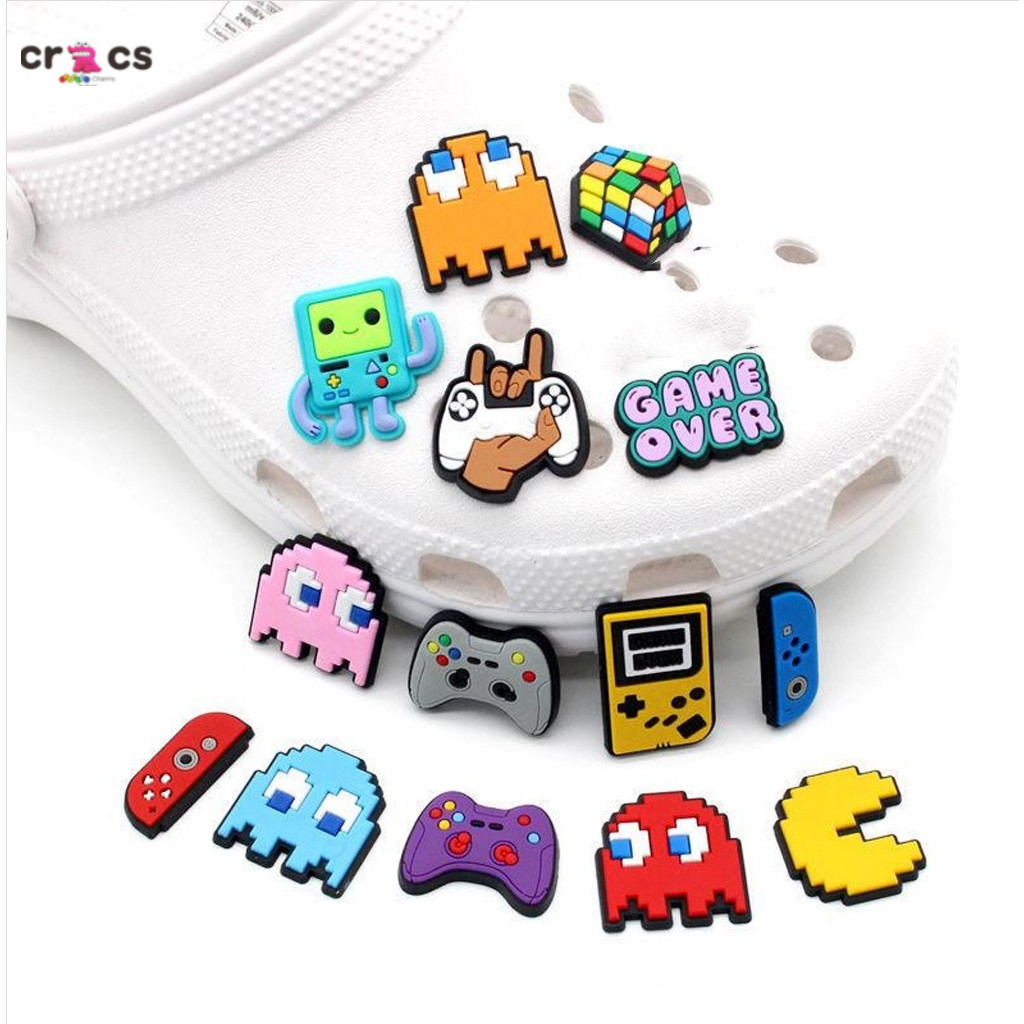 สติกเกอร์ติดรองเท้า แบบการ์ตูนและปุ่มเกม DIY เพื่อความสนุกในการตกแต่ง พร้อมอุปกรณ์ประดับสำหรับรองเท้าแตะ เป็นของขวัญที่น่ารักและสร้างสรรค์