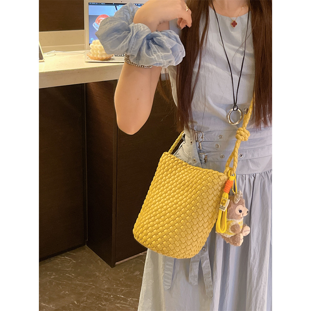 lyn แบรนด์ Thailand bucket bag สำหรับผู้หญิง 2025 กระเป๋ามัลติฟังก์ชันใหม่ สะพายได้หลายสไตล์ พร้อมกล