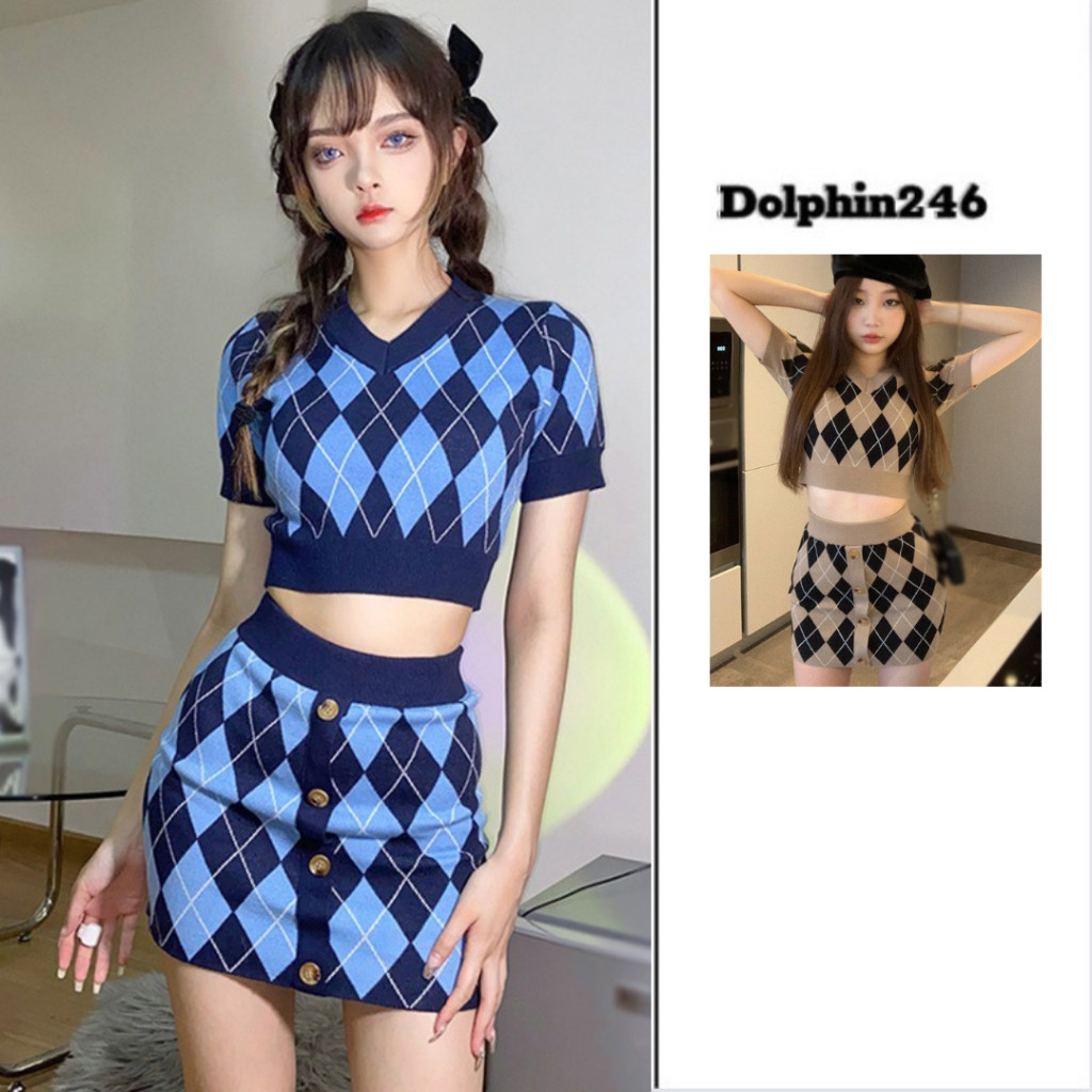 E1 เสื้อสเวตเตอร์เสื้อครอปแขนสั้นสําหรับผู้หญิงลายตารางหมากรุกเพชรคอวีสไตล์เกาหลีโดดเด่นมาแรง M333 C