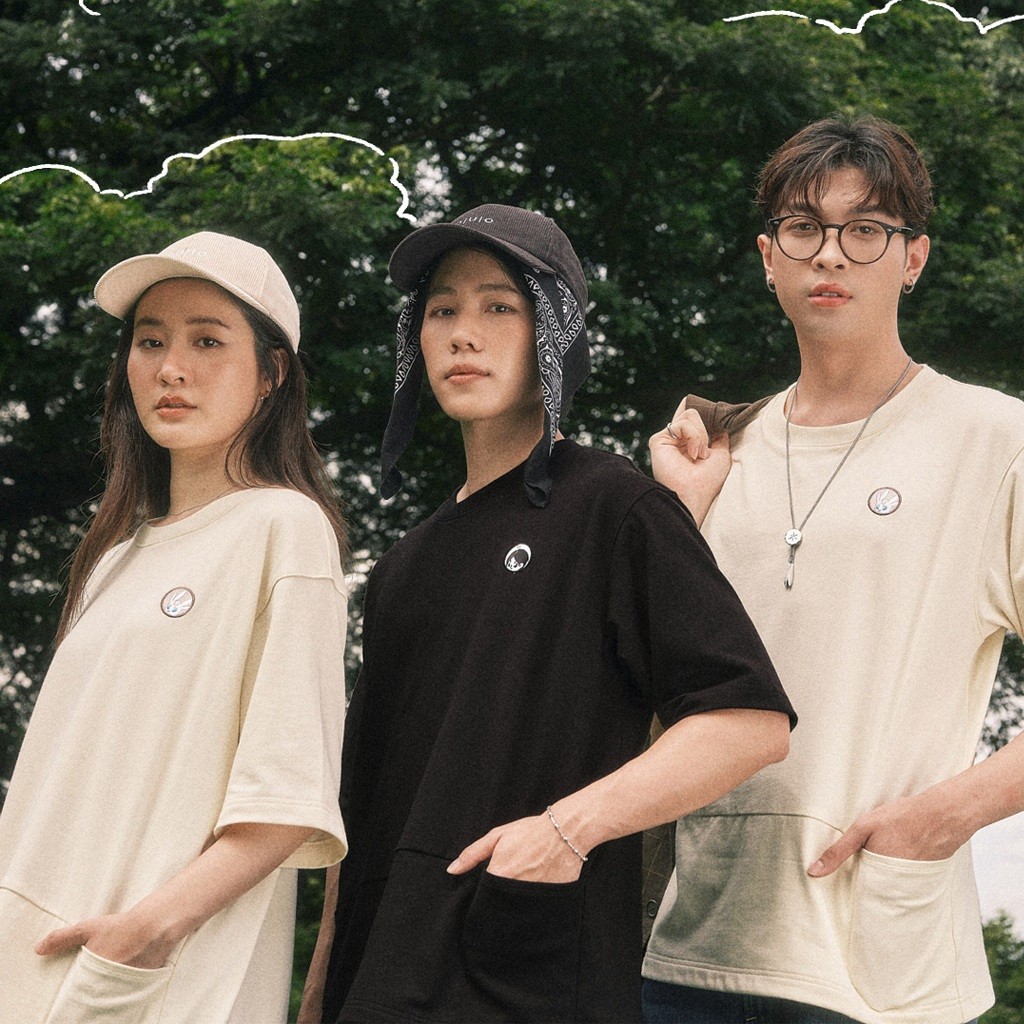 tee เสื้อยืดโอเวอร์ไซซ์แบบมีกระเป๋า ปักลายโคลเวอร์และไอย์ล่า (Oversize Pocket T-shirt Clover & Ayla 