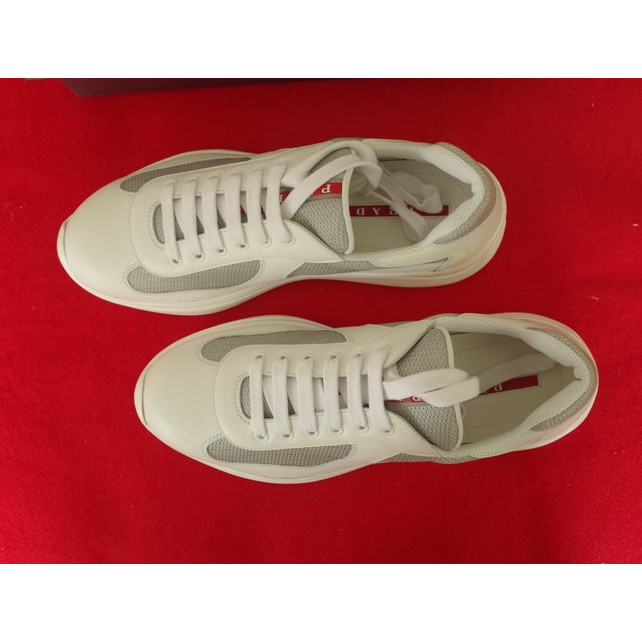 รองเท้าผ้าใบ PRADA สำหรับชาย หนังวัว สีเงิน แบบคลาสสิก ขนาด 4E3400 โมเดล 6GW