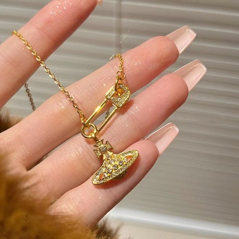 เวอร์ชั่นเกาหลี Golden Light Luxury Diamond-Studded Mini Small Planet สร้อยคอเหล็กไทเทเนียมแฟชั่น Daily Commuter Non-Fade All-Match อุปกรณ์เสริมของขวัญต้องมี