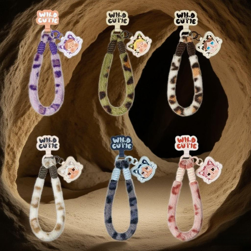 POPMART CRYBABY Leopard Cat Series โทรศัพท์มือถือ Lanyard รูปของเล่น Mystery กล่องของขวัญ