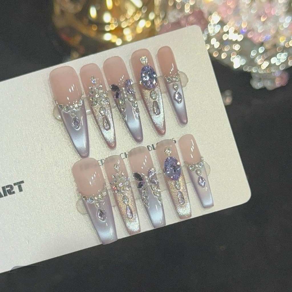 [กาแล็กซี่สีม่วงเปลวไฟ] แฮนด์เมดสวมใส่เล็บเต็มเพชรผีเสื้อไวท์เทนนิ่งแต่งเล็บสไตล์ยาวแสงหรูหราที่ถอดออกได้กระพริบ