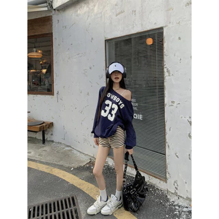 Bella Shop สื้อยืดแขนยาวสำหรับผู้หญิงพิมพ์ลายสไตล์อเมริกันเปิดไหล่ สไตล์สปอร์ตเสื้อยืดทรงหลวมและขี้เกียจ