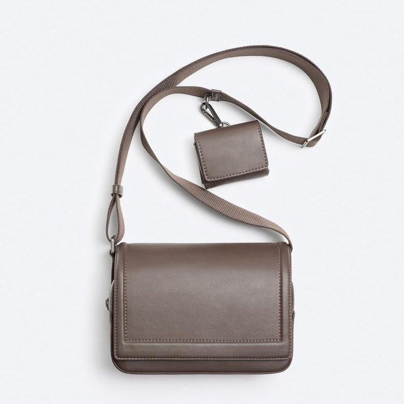 ZARA กระเป๋าผู้ชาย High-End ผู้ชายสบายๆแฟชั่นอินเทรนด์ All-Match กระเป๋าสี่เหลี่ยมเล็ก Commuter Mess