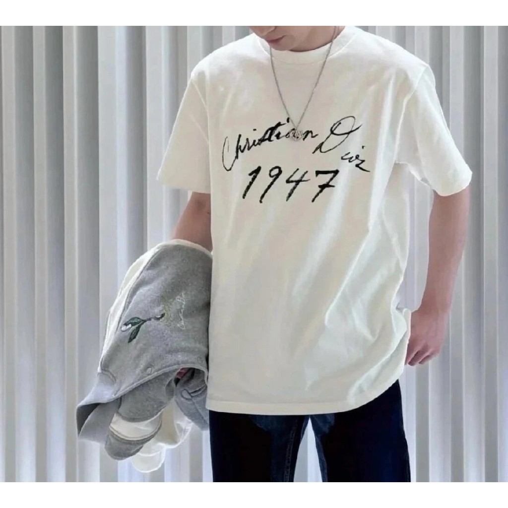 เสื้อยืดแขนสั้นสไตล์คลาสสิก Dior 1947 ขนาดใหญ่พอดีตัว เหมาะสำหรับทั้งผู้ชายและผู้หญิง
