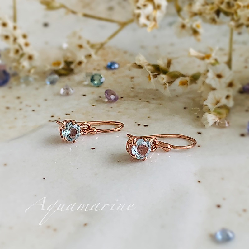 ต่างหูดีไซน์ตะขอเกี่ยวตุ้งติ้ง พลอยอความาริน เจียระไนกลม 4 mm.