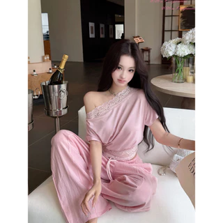 Vogue🌟พร้อมส่ง🌟 เสื้อยืดแขนสั้นปาดไหล่ ดีไซน์แต่งลูกไม้เอวจั๊ม ลุคคุณหนูหวานซ่อนเปรี้ยว (A2393)