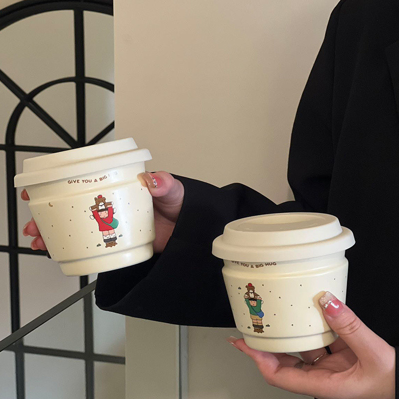 [New]Preferred Dalin Boy Holding Cup Dopamine Coffee Cup ฝาแบบพกพา เซรามิก ถ้วยน้ําสํานักงาน ถ้วยอาหารเช้า ไมโครเ