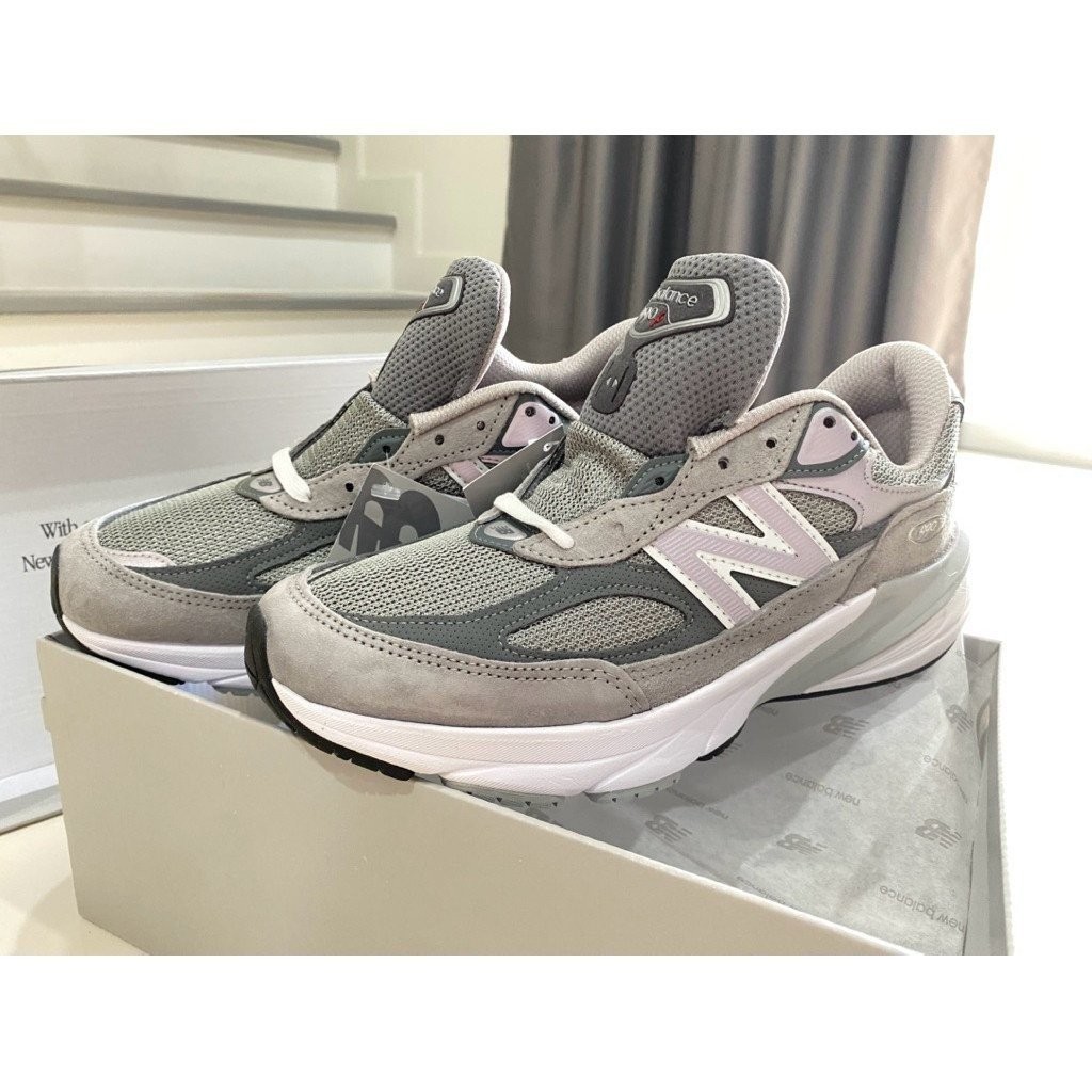 รองเท้า NB 990v6 Made in USA มีโลโก้ธงชาติอเมริกัน ลูกไม้สีเทา เหลือคู่เดียว American Size 7.5 (25.5