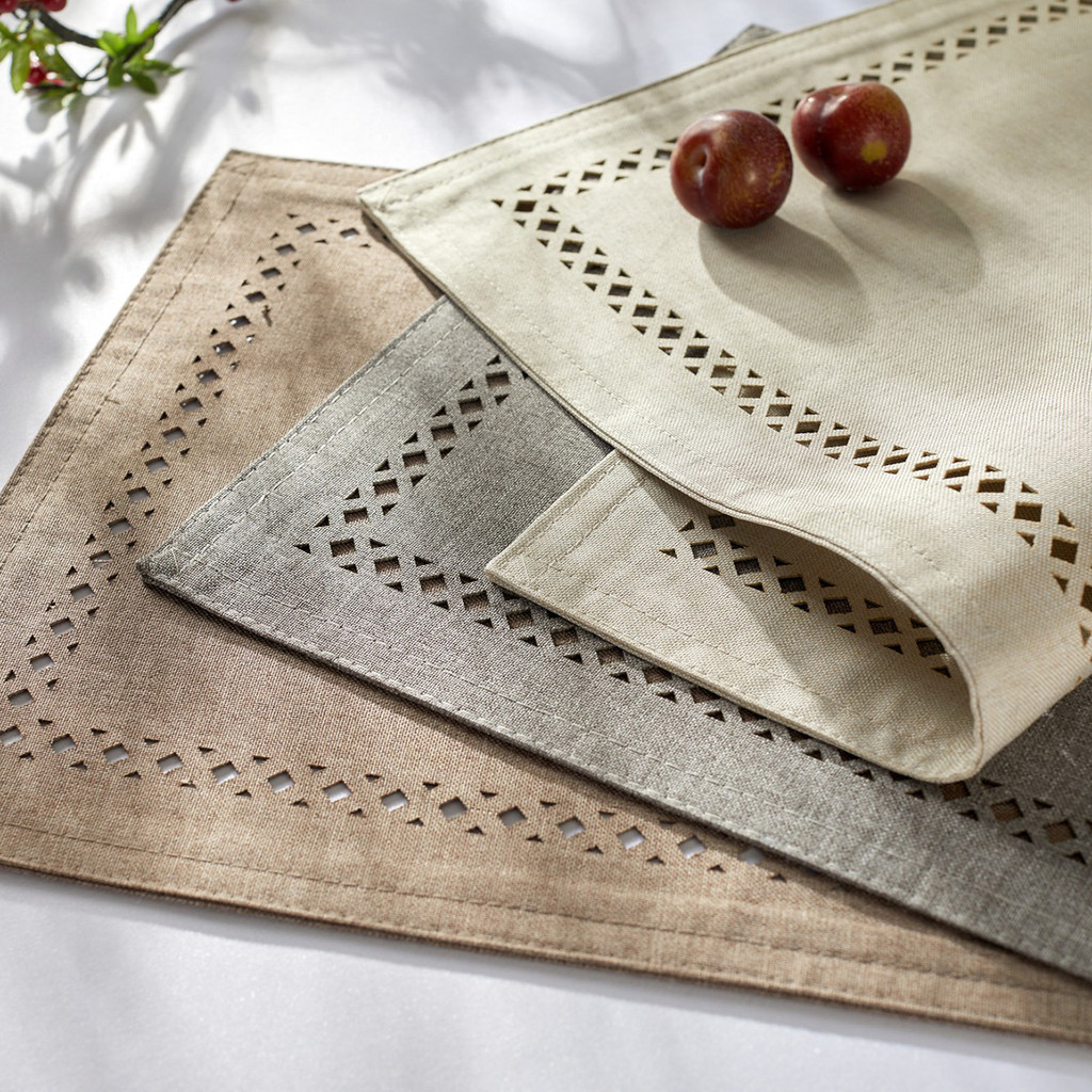 ผ้าลินินสแควร์ Western Placemat Hollow ปักฉนวนกันความร้อน Simple ผ้าฝ้ายผ้าลินินวรรณกรรมตาราง Anti-slip Place