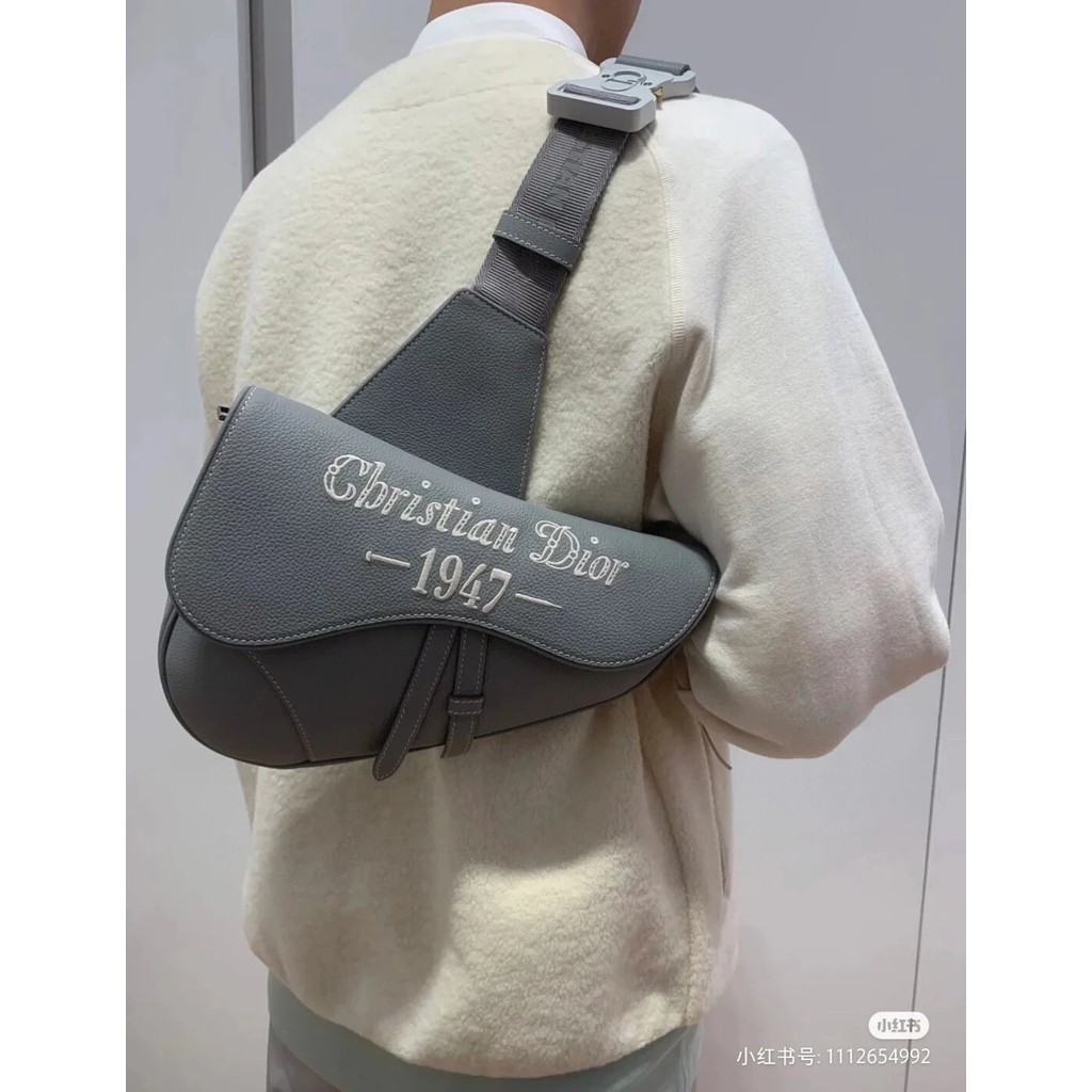 [Perfect Fusion Classic และ Fashion] Dior Dior Limited Edition ปัก Christian1947 Logo Saddle Bag, Fu