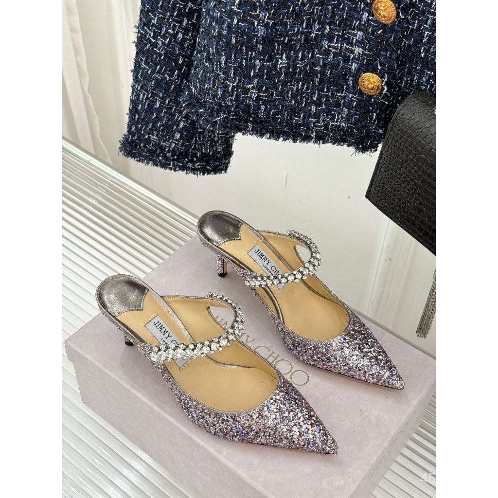 JIMMY CHOO รองเท้าแตะส้นสูง ดีไซน์ใหม่ มาพร้อมลuster และโซ่