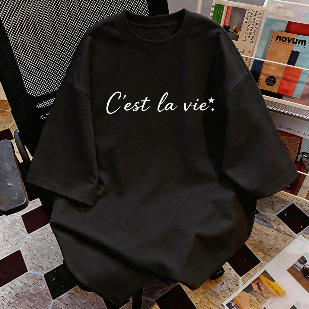 TEE·SHOP🍀เสื้อยืด Oversize'C'est la vie Script'สไตล์เกาหลี เท่ห์มาก ใส่ได้ทั้งชายหญิง ผ้านุ่มสบายตัวทั้งวัน รองรับ COD 📦