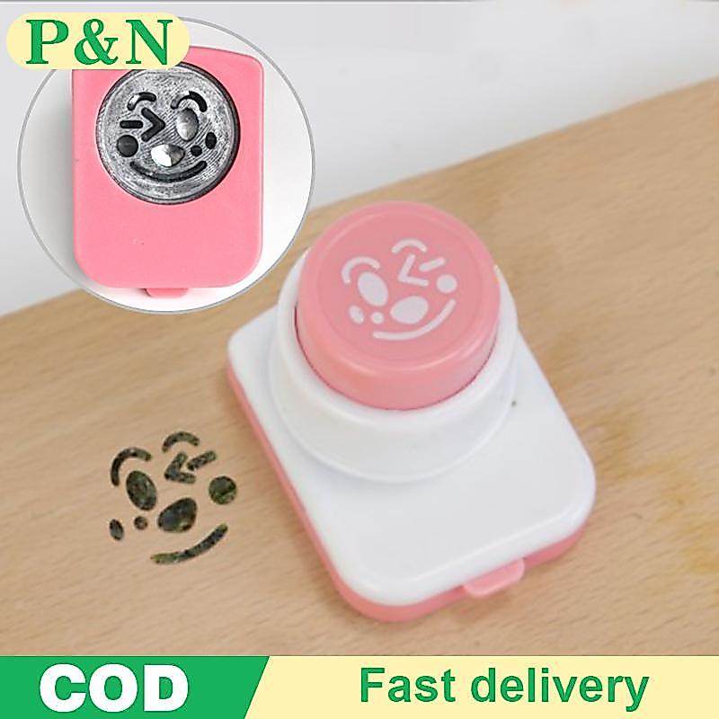 [P&N] เครื่องตัดสาหร่าย 1 ชิ้น Bento ตกแต่งอุปกรณ์ลายนูน DIY เครื่องทําซูชิ [cod]
