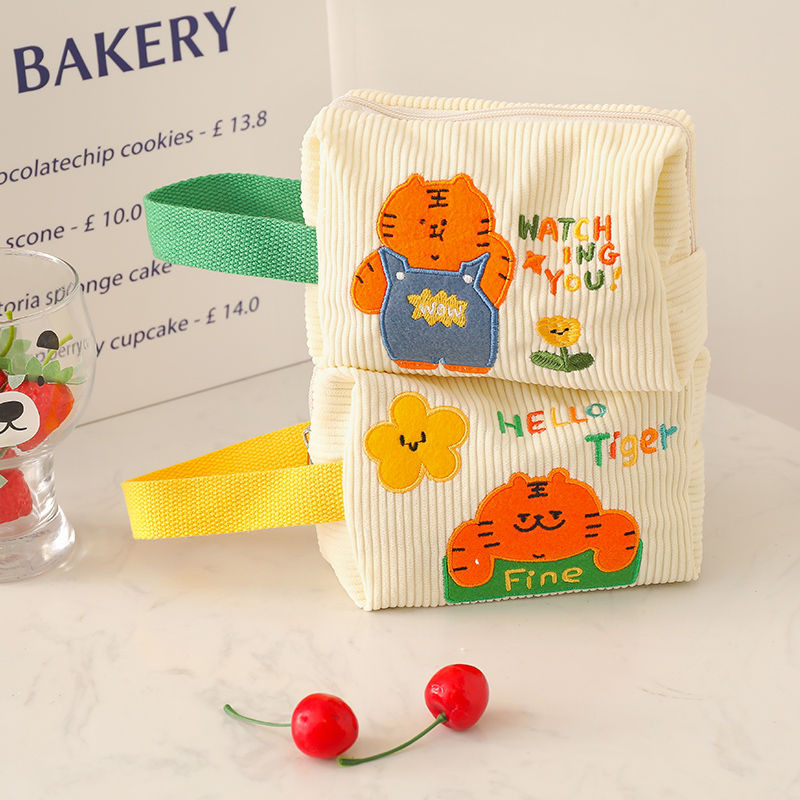 可爱化妆包女便大容量2024新款手提แบบพกพา洗奶奶奶奶包Clove Tiger กระเป๋าเครื่องสําอางผู้หญิงแบบพกพาความจุขนาดใหญ่ 202ฮวน58