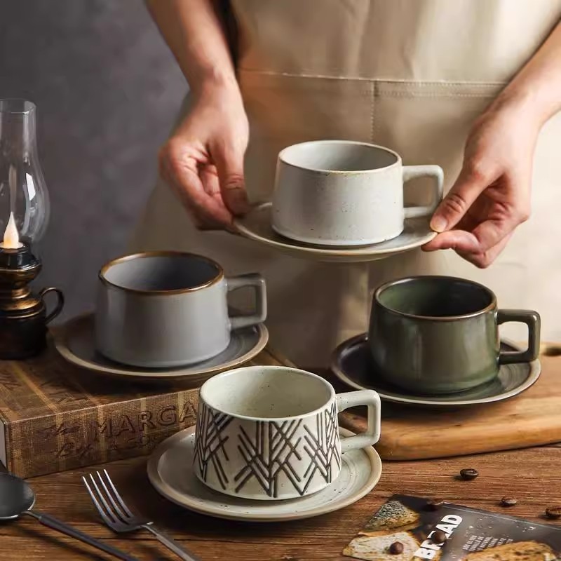 HongDian แก้วมัคเซรามิก ceramic porcelain mug cup set ผิวด้านพร้อมจานรอง ชุดถ้วยกาแฟดีไซน์เรียบหรู มีหูจับ ลวดลายแบบมินิมอล เคลือบใต้ผิวปลอดภัย สีไม่หลุดลอก เซรามิกหนาแข็งแรง ทนรอยขีดข่วน ใช้ในไมโครเวฟ เตาอบได้ ทำความสะอาดง่าย เหมาะสำหรับใช้ที่บ้าน