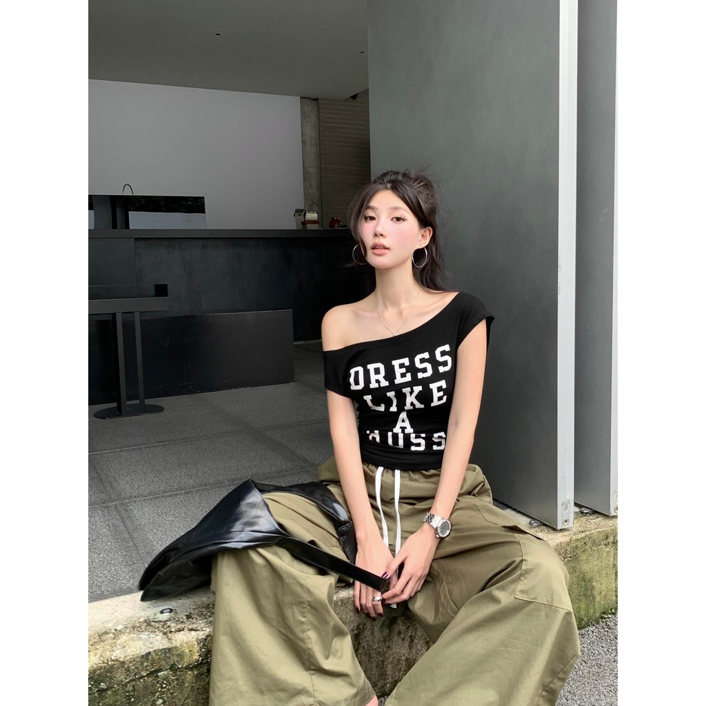 Hotgirl พร้อมส่ง เสื้อยืดปาดไหล่ผู้หญิง เสื้อครอป y2k เซ็กซี่ cintage พิมพ์ลายตัวอักษร (ขาว/ดำ) - รูปที่ 3