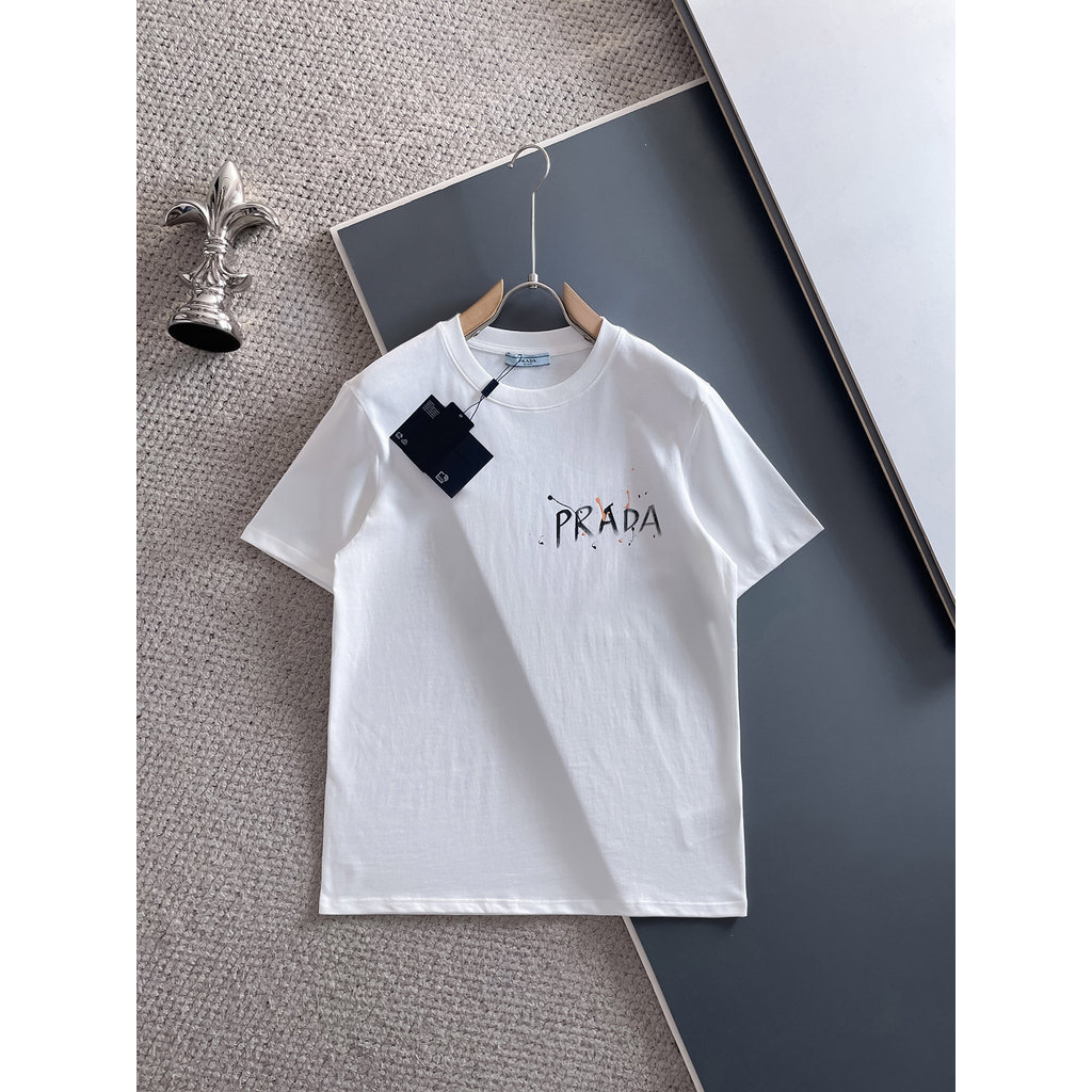 Prada/Prada 2026 คลาสสิกรอบคอแขนสั้นเสื้อยืดผู้ชายผู้หญิงพิมพ์เสื้อยืดใหม่สบาย Breathable Bottoming 