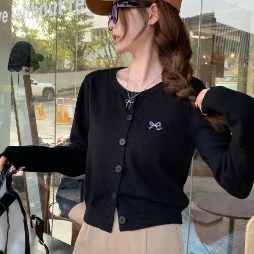 🍄GGals🍄เสื้อคาดิแกรนไหมพรม ปักฌบว์ที่หน้าอก กระดุมหน้า เข้ารูป แขนยาว คอกลมเกาหลีมาก ใส่สบาย น่ารัก - รูปที่ 7