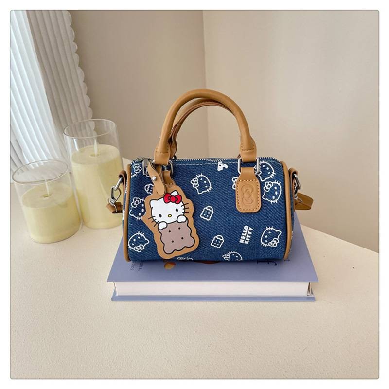 กระเป๋าโบว์ลิ่งผ้ายีนส์ Hello Kitty ดีไซน์น่ารัก พร้อมมอบเป็นของขวัญให้คนสำคัญ - รูปที่ 2