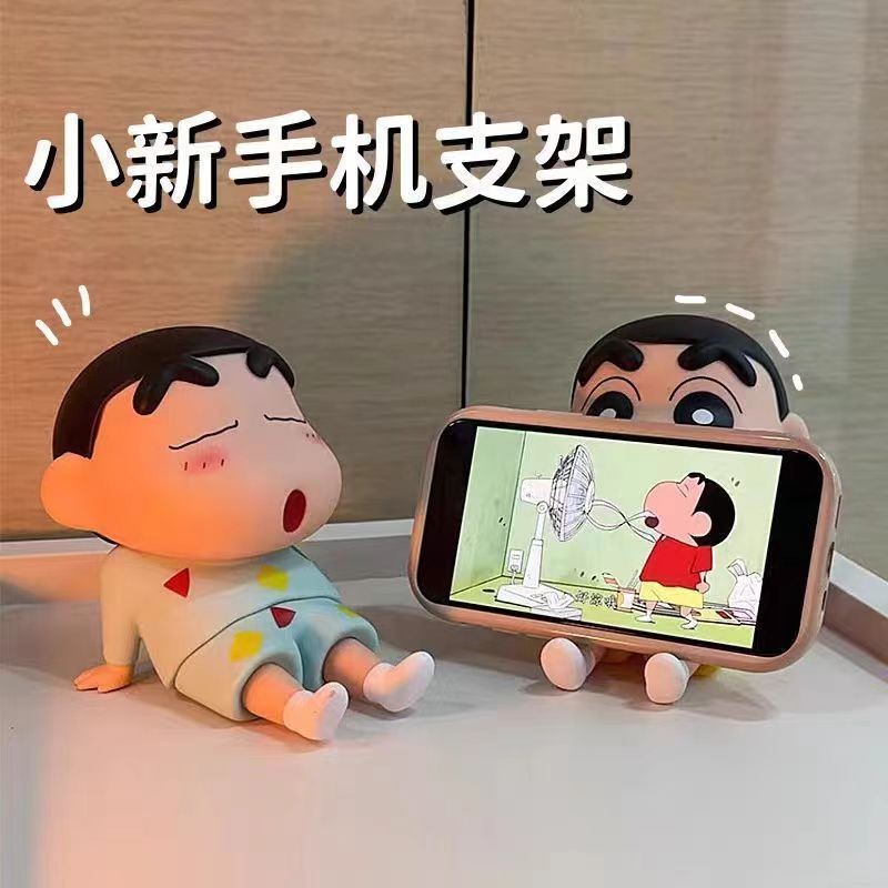 Crayon Shin-Chan ที่วางโทรศัพท์มือถือ Lazy Phone Holder เครื่องประดับเดสก์ท็อปน่ารัก Hand-Made ตุ๊กตาของเล่นตุ๊กตาอินเทรนด์ของขวัญสําหรับเพื่อนสนุก Un
